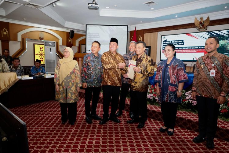 Nusron serahkan ratusan sertipikat tanah aset Pemda se Jawa Tengah. (Foto : ist)