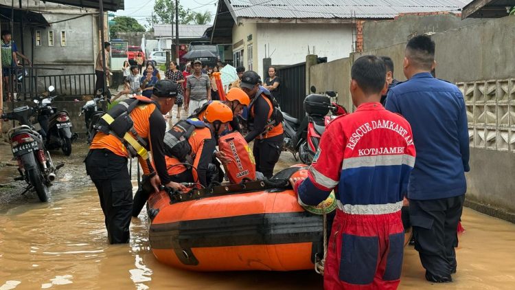 Basarnas Jambi evakuasi ibu hamil terkepung banjir di kota Jambi. (Foto : ist)