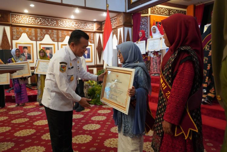 Gubernur Jambi Ajak perempuan teladani Kartini. (Foto : ist)