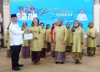 Wali Kota Jambi Maulana mengukuhkan UMKM. (Foto : Rolan - sinarjambi.com)