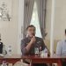 Warsono didampingi Nur Cahaya dan Aji Wiratama (kanan). (Foto : Rolan - sinarjambi.com)