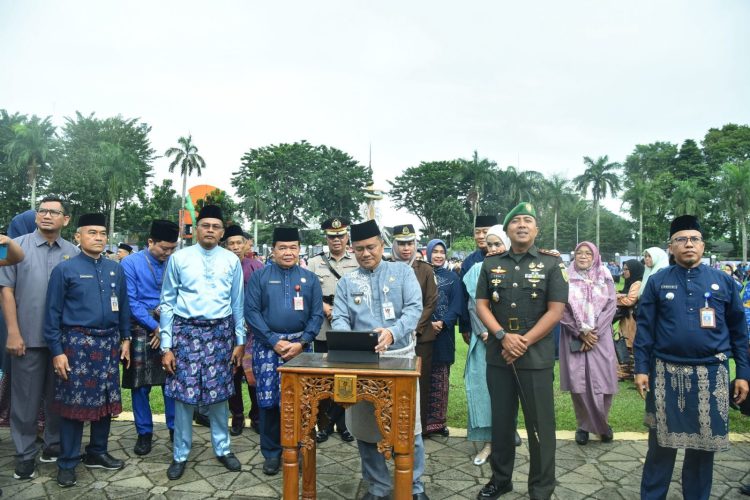 Salurkan 2.000 Beasiswa Kartu Bahagia dan Launching Sekolah Digital, Komitmen Pemkot Jambi Wujudkan Pendidikan Semesta. (Foto : ist)