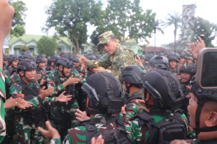 Gubernur Jambi lepas 480 Satgas Pamtas Batalyon 142/KJ. (Foto : ist)