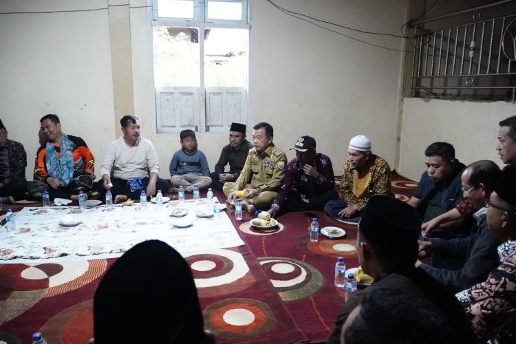 Pertisun Perdana di Kerinci, Gubernur Al Haris Bawa Pejabat Turun Langsung ke Dusun Serap Aspirasi Warga. (Foto : ist)