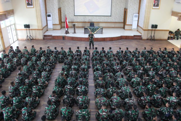 Jadi Narasumber Pembekalan Satgas Operasi Papua Dandim Pungky Beri Motivasi Ksatria Petarung Batanghari. (Foto : ist)