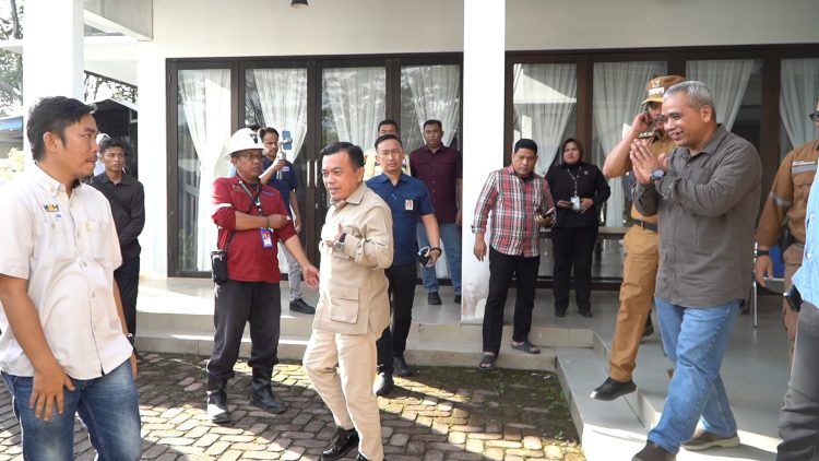 Gubernur Jambi saat meninjau PLTA Kerinci. (Foto : ist)