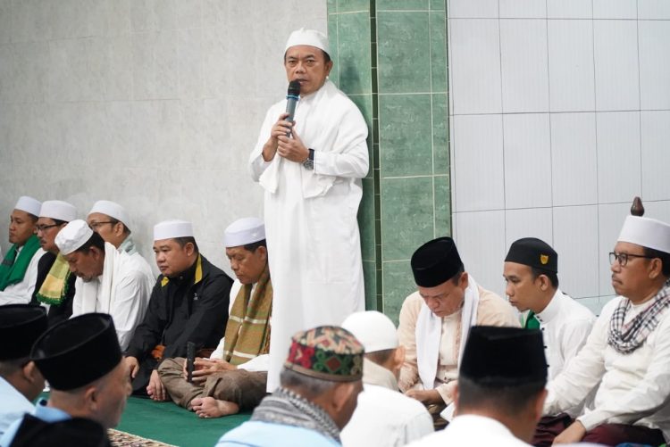 Lakukan safari subuh keliling, Gubernur Al Haris himbau masyarakat agar tidak melalaikan shalat. (Foto : ist)