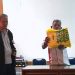 Mumtaz dan Irawadi Kopli menunjukkan berkas bakal calon Ketum KONI Provinsi Jambi. (Foto : Rolan - sinarjambi.com)