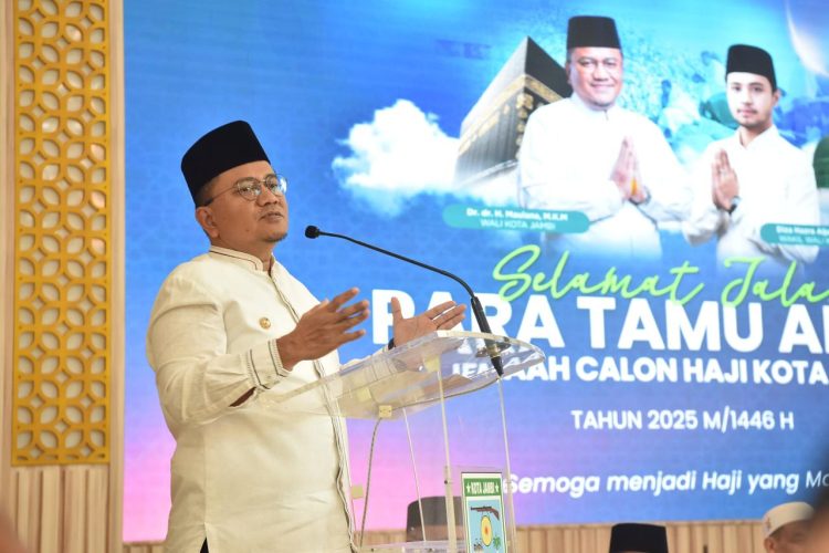 Wali Kota Jambi Maulana lepas calon jemaah haji kota Jambi. (Foto : ist)
