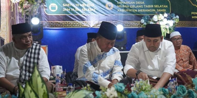Bupati dan Wabup Merangin Pengajian Akbar dengan Gus Muwafiq. (Foto : ist)