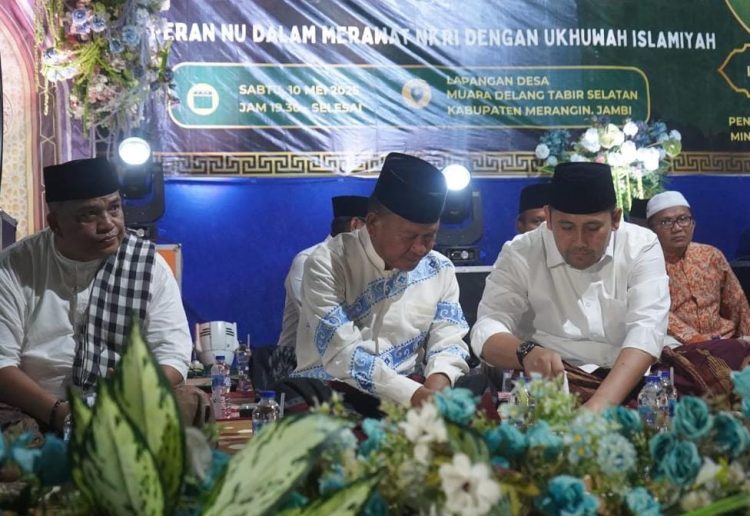 Bupati dan Wabup Merangin Pengajian Akbar dengan Gus Muwafiq. (Foto : ist)