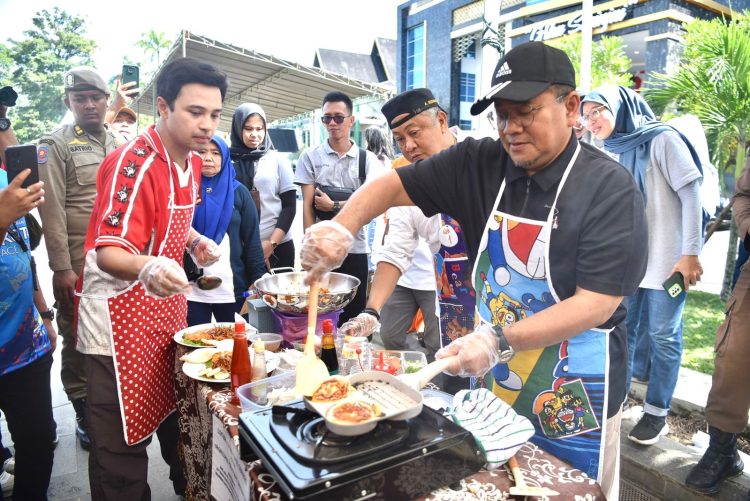 Dari Masak Hingga Motivasi Peserta, Wali Kota Maulana dan Wawako Diza Hadir Meriahkan HUT Kota Jambi. (Foto : ist)