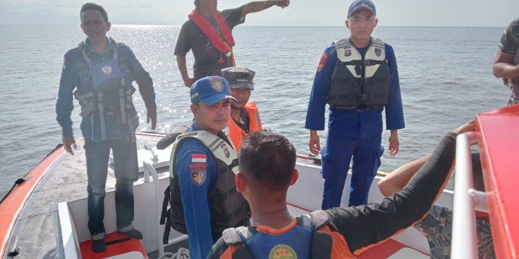 Tim SAR gabungan cari nelayan yang hilang di perairan Ambang Luar, Kampung Laut. (Foto : ist)