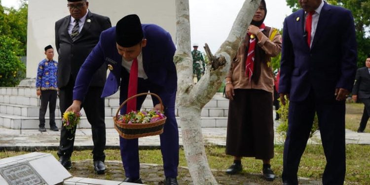 Usai Upacara Harkitnas, Bupati dan Rombongan Tabur Bunga. (Foto : ist)