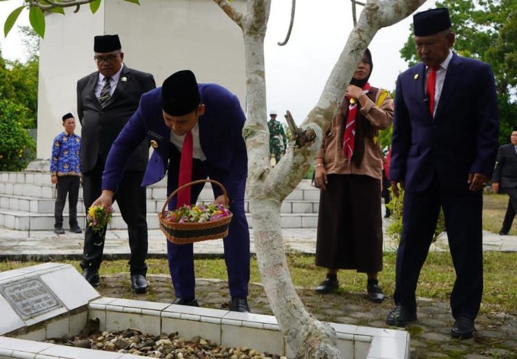 Usai Upacara Harkitnas, Bupati dan Rombongan Tabur Bunga. (Foto : ist)