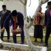 Usai Upacara Harkitnas, Bupati dan Rombongan Tabur Bunga. (Foto : ist)