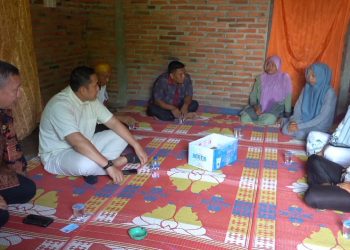 Bupati HM Syukur Jenguk Warga Terserang Tumor, Pengobatannya Langsung Diurus Hingga Tuntas. (Foto : ist)