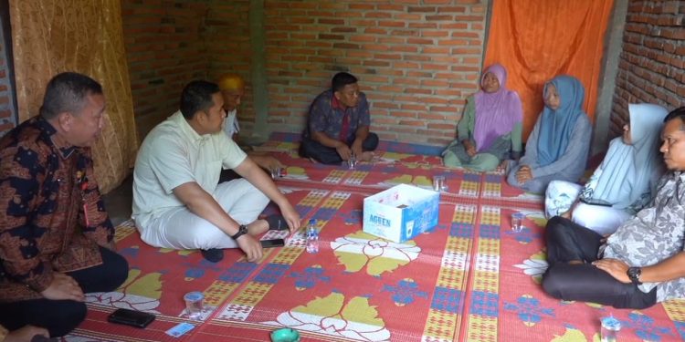 Bupati HM Syukur Jenguk Warga Terserang Tumor, Pengobatannya Langsung Diurus Hingga Tuntas. (Foto : ist)