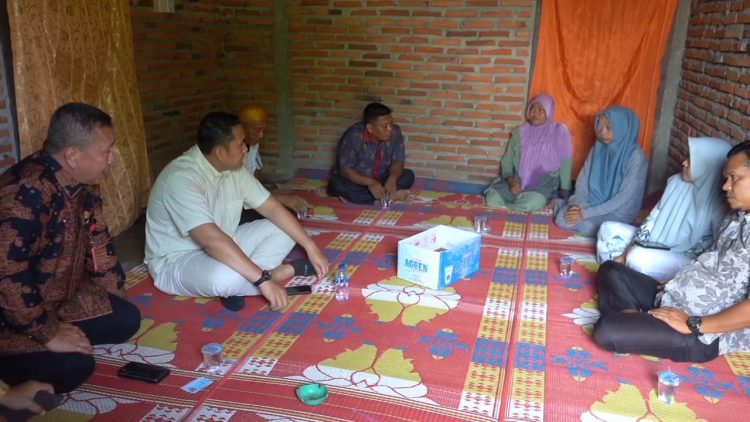 Bupati HM Syukur Jenguk Warga Terserang Tumor, Pengobatannya Langsung Diurus Hingga Tuntas. (Foto : ist)