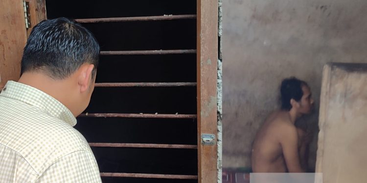 Bupati H M Syukur Jenguk ODGJ Dikurung Keluarga. (Foto : ist)