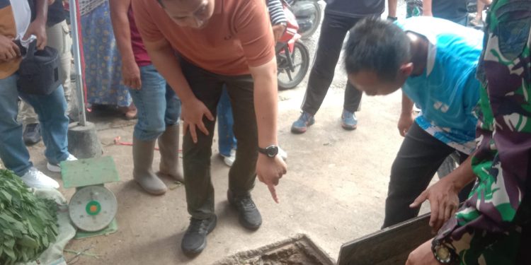 Bupati Syukur dan Rombongan Gotong Royong di Pasar Baru Bangko. (Foto : ist)