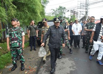 Wali Kota Maulana Apresiasi Gotong Royong Jum'at Bersih Korem 042/Gapu, Dorong Penataan Pasar Talang Banjar. (Foto : ist)