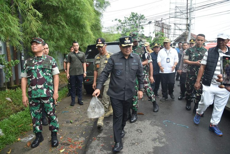 Wali Kota Maulana Apresiasi Gotong Royong Jum'at Bersih Korem 042/Gapu, Dorong Penataan Pasar Talang Banjar. (Foto : ist)