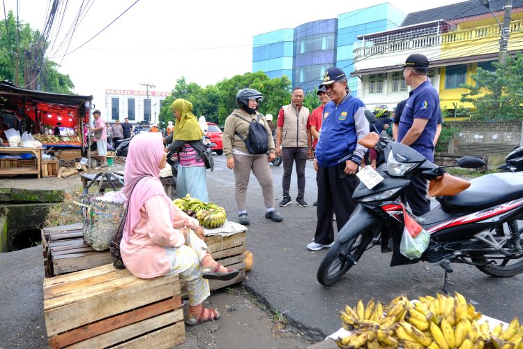 Wagub Sani Optimis Program Karya Bakti Gerakan Jum’at Bersih Tingkatkan Kepedulian Masyarakat. (Foto : ist)