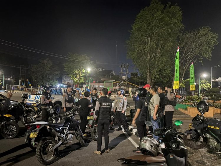 Kapolresta Jambi gabung Tim Serigala Kota Patroli malam jaga Kamtibmas. (Foto : ist)