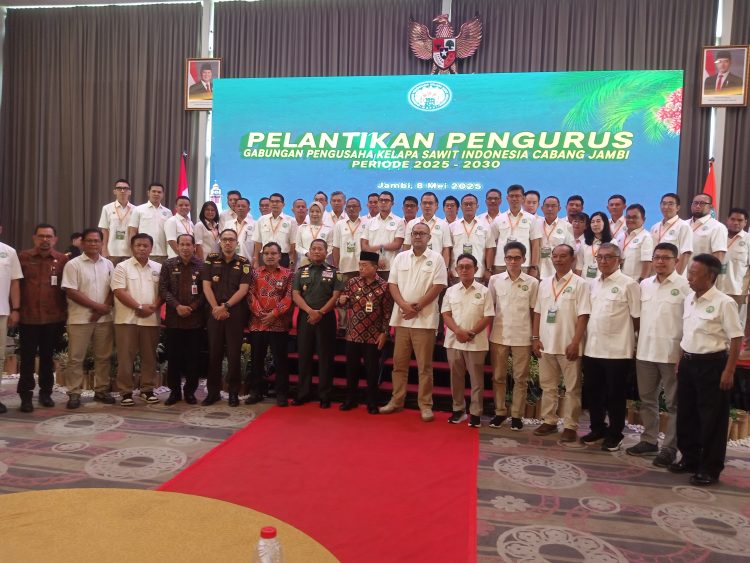 Gubernur Jambi Al Haris bersama pengurus GAPKI Jambi yang dilantik. (Foto: Rolan - sinarjambi.com)