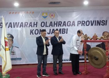 Johansyah didampingi Eko Budi Supryanto dan Budi Setiawan membuka Musorprov KONI Jambi 2025. (Foto : Rolan - sinarjambii.com)