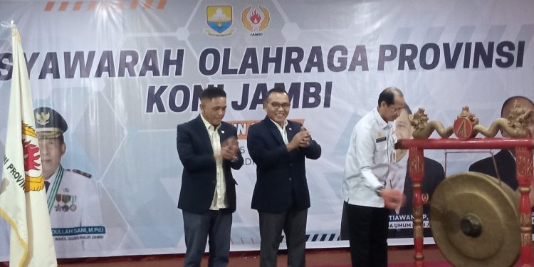 Johansyah didampingi Eko Budi Supryanto dan Budi Setiawan membuka Musorprov KONI Jambi 2025. (Foto : Rolan - sinarjambii.com)