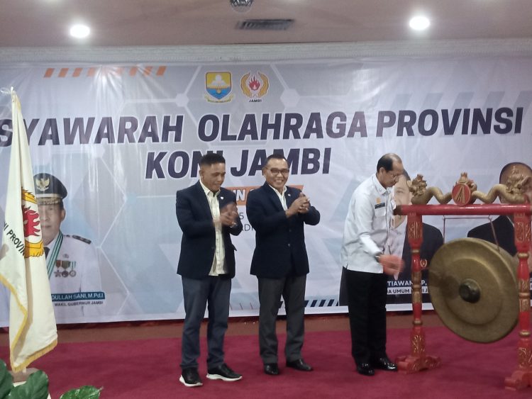 Johansyah didampingi Eko Budi Supryanto dan Budi Setiawan membuka Musorprov KONI Jambi 2025. (Foto : Rolan - sinarjambii.com)