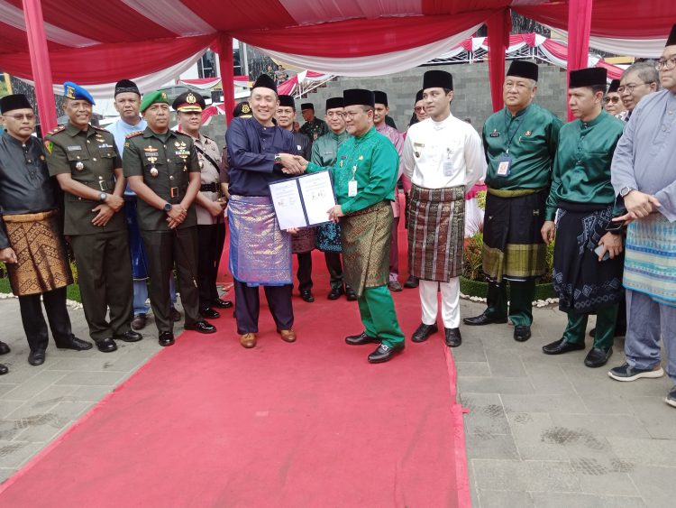 Wali Kota Jambi Maulana teken kerjasama dengan PT Kalista terkait pengadaan transportasi umum berbasis listrik. (Foto : Rolan - sinarjambi.com)