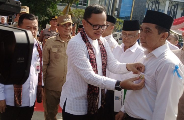 Wamendagri melantik salah seorang ketua RT kota Jambi. (Foto : Rolan - sinarjambi.com)