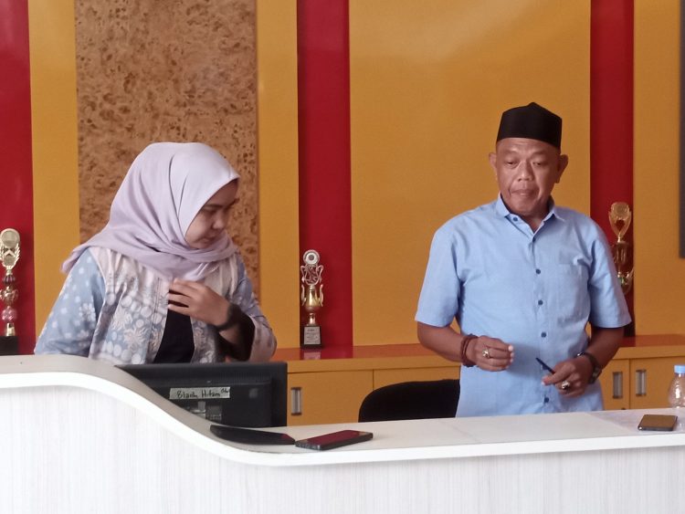 Nurhadi dan Deby saat jumpa pers. (Foto : Rolan - sinarjambi.com)