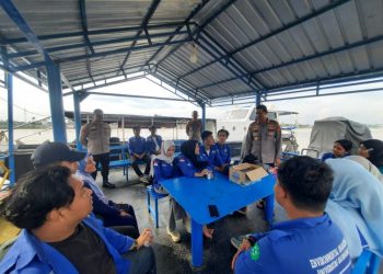 Ditpolairud Polda Jambi Dampingi Mahasiswa Teknik Unbari Teliti Kualitas Air Sungai Batanghari. (Foto : ist)