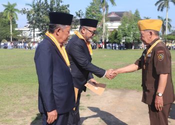 Wagub Sani dan Sekda Sudirman Terima Penghargaan Bintang Legiun Veteran Republik Indonesia. (Foto : ist)