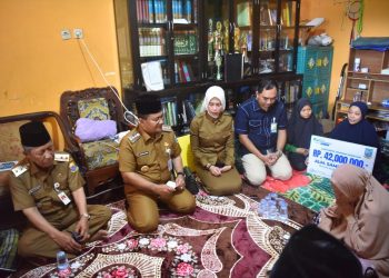 Wali Kota Maulana Serahkan Santunan Jaminan Kematian Keluarga Petugas Keagamaan yang Wafat di Tanah Suci. (Foto : ist)