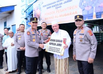 Kapolda Jambi serahkan secara simbolis hewan qurban. (Foto : ist)