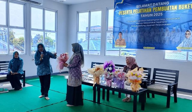 Dinas Kearsipan dan Perpustakaan Daerah Merangin Gelar Pelatihan Pembuatan Buket. (Foto : ist)