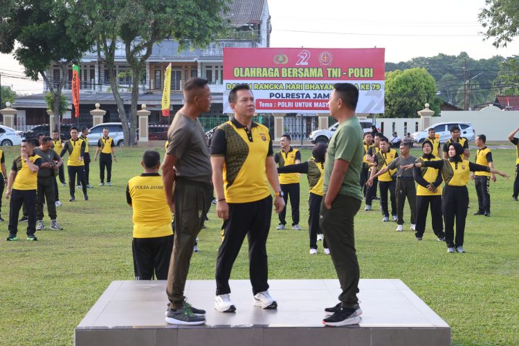Sinergi TNI-Polri senam bersama di Polresta Jambi. (Foto : ist)