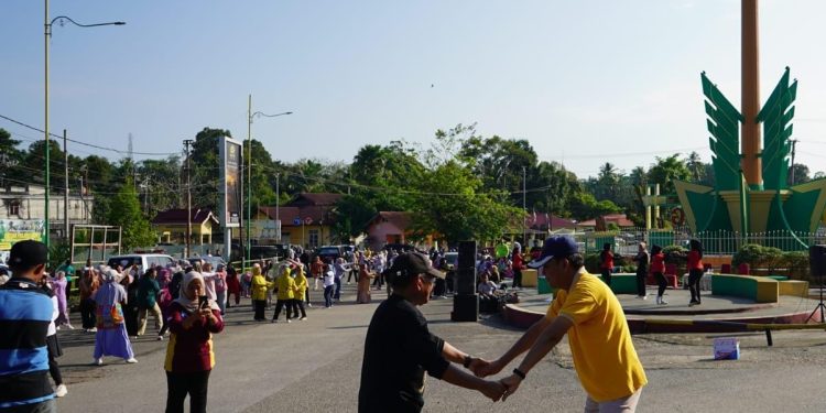 Wabup Khafid Pimpin Senam Jumat Sehat di Tugu Pedang. (Foto : ist)