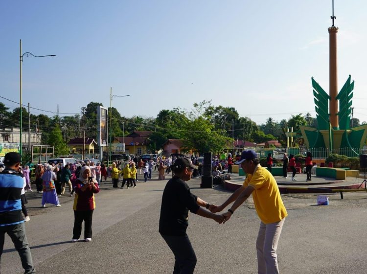 Wabup Khafid Pimpin Senam Jumat Sehat di Tugu Pedang. (Foto : ist)