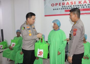 Kapolda Jambi berikan bingkisan ke warga yang ikuti operasi katarak gratis. (Foto : ist)