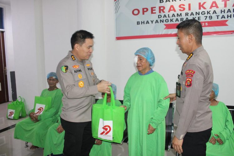 Kapolda Jambi berikan bingkisan ke warga yang ikuti operasi katarak gratis. (Foto : ist)