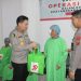 Kapolda Jambi berikan bingkisan ke warga yang ikuti operasi katarak gratis. (Foto : ist)