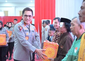 Kapolda Jambi serahkan tali asih ke warga. (Foto : ist)