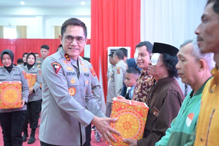 Kapolda Jambi serahkan tali asih ke warga. (Foto : ist)