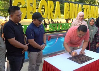 Syukur resmikan gelora Bina Tama. (Foto : ist)